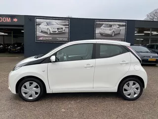 Toyota Aygo 1.0 VVT-i x-play 5-deurs - Airco - Bluetooth/handsfree - Achteruitrijcamera - Leddagrijverlichting - Elektrisch pakket