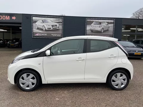 Toyota Aygo 1.0 VVT-i x-play 5-deurs - Airco - Bluetooth/handsfree - Achteruitrijcamera - Leddagrijverlichting - Elektrisch pakket