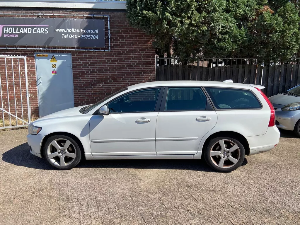 Volvo V50 1.6 D2 S/S Sport - Airco ecc - Cruise control - Bluetooth/handsfree - 17 inch l.m velgen - Pdc - Trekhaak