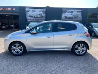 Peugeot 208 1.6 VTi Allure Automaat - 61.564 Kilometer n.a.p - Airco ecc - Cruise - Panoramadak - Bluetooth/handsfree - Trekhaak